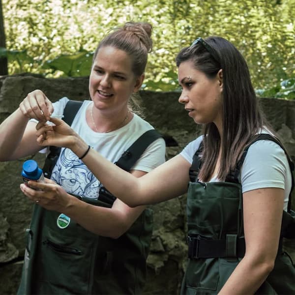 Des chercheurs examinent des échantillons d'eau en plein air, en mettant l'accent sur les efforts de conservation pratiques.