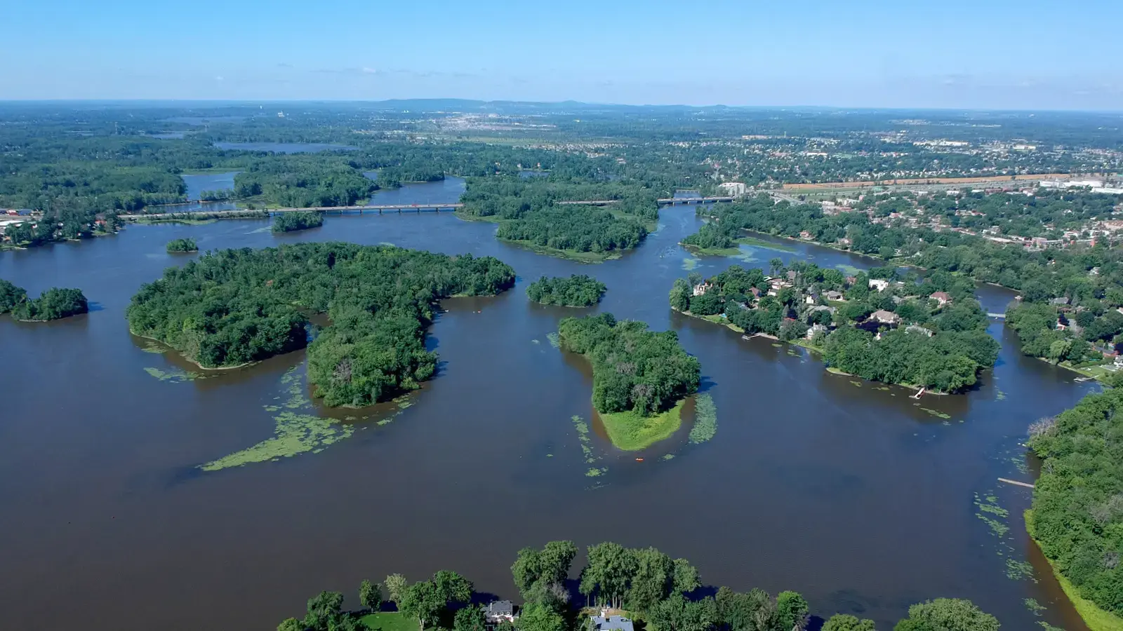 Vue aérienne de la rivière des Mille-Îles, qui traverse des paysages luxuriants et des communautés dynamiques.